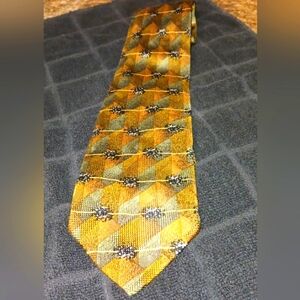 Stefano Milano 100% Silk Tie. Elegant Gold and Black Patterned Tie